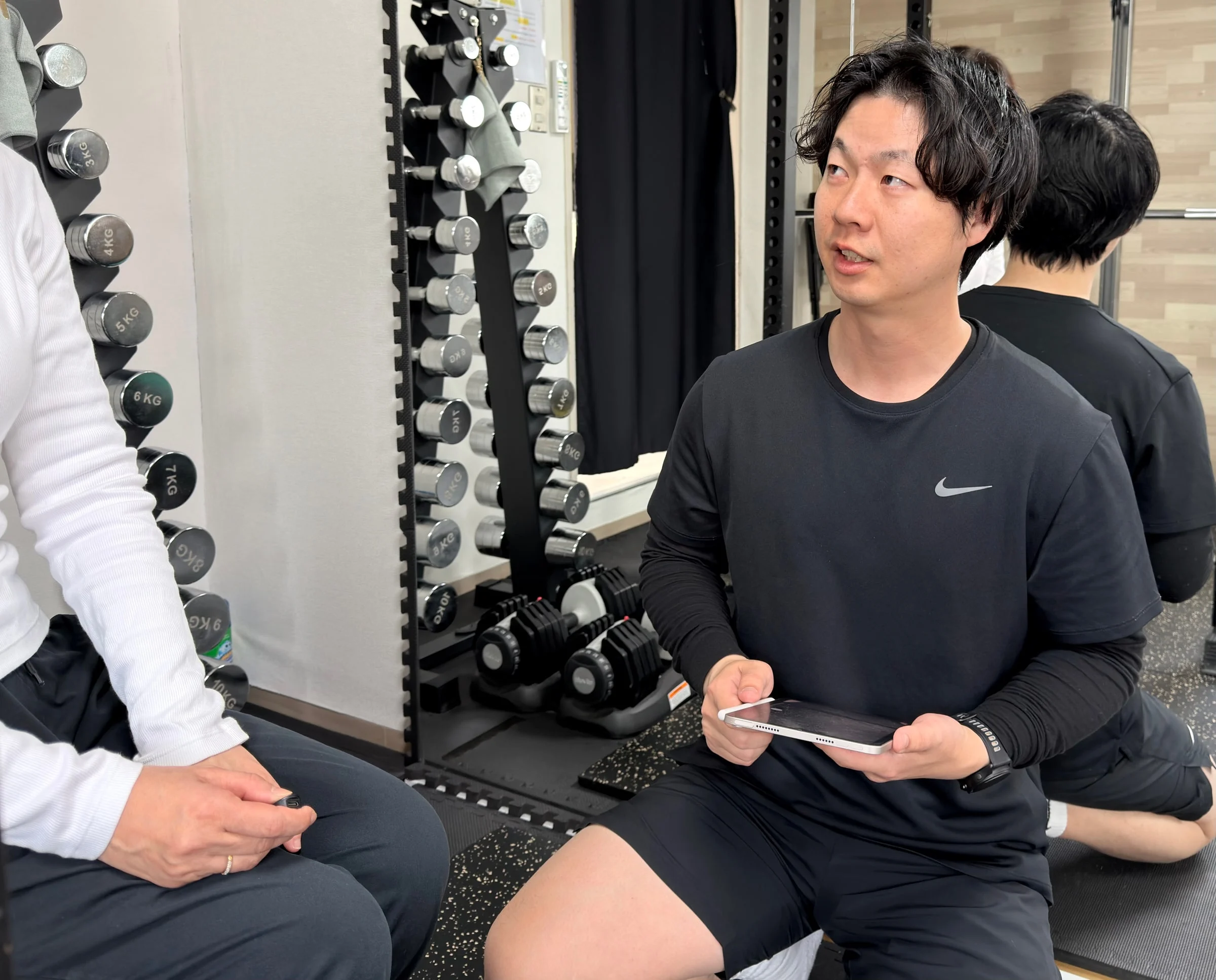 ジムで利用者と話す狩野宏多